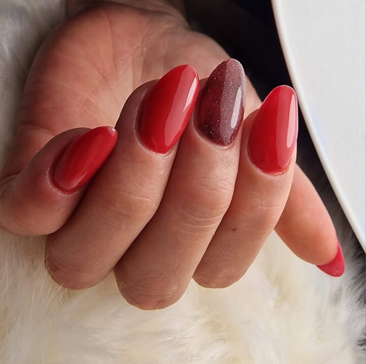 Rode amandelnagels met een glitter accentnagel
