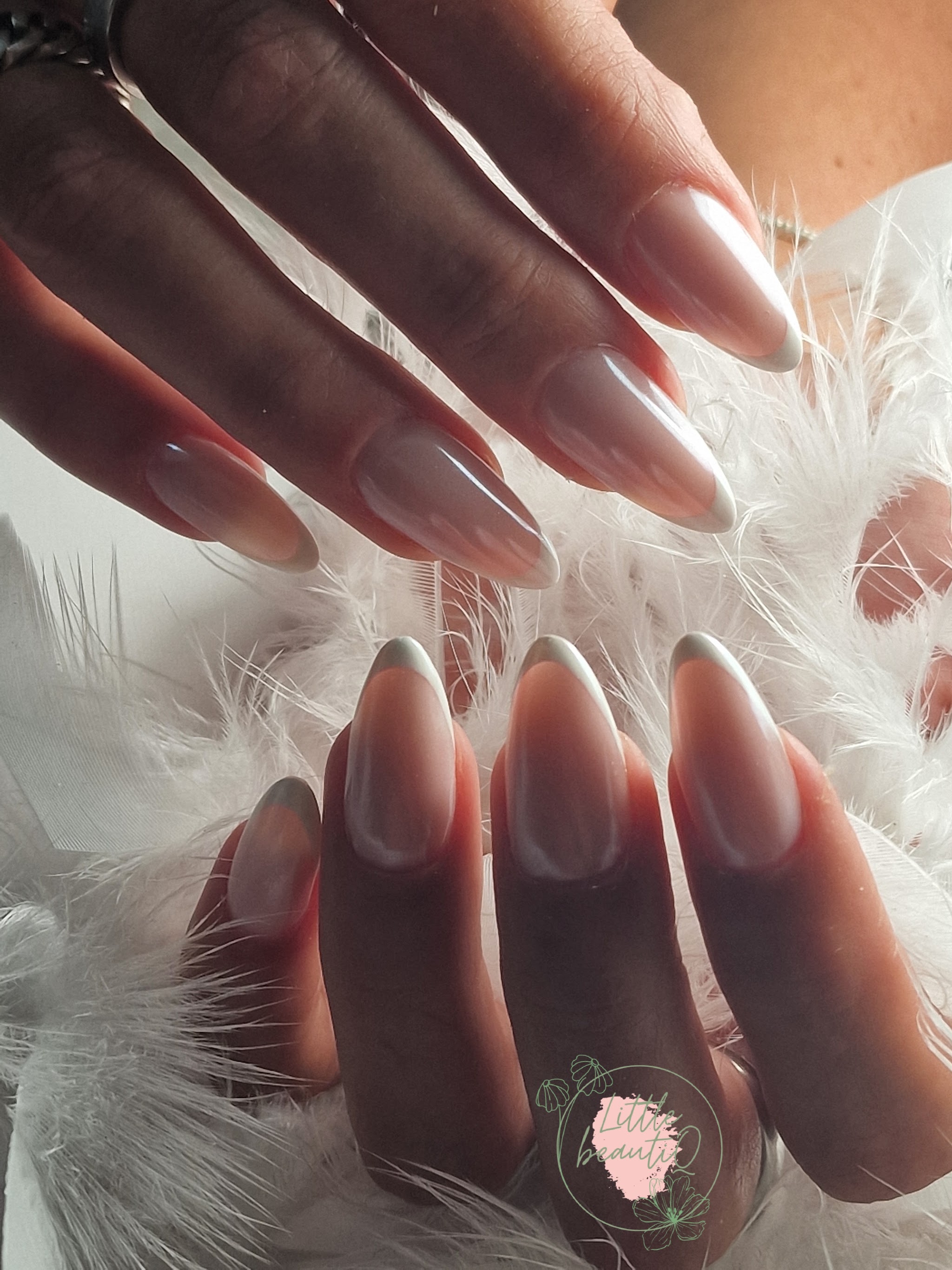 Amandelvormige nagels met een melkwitte French