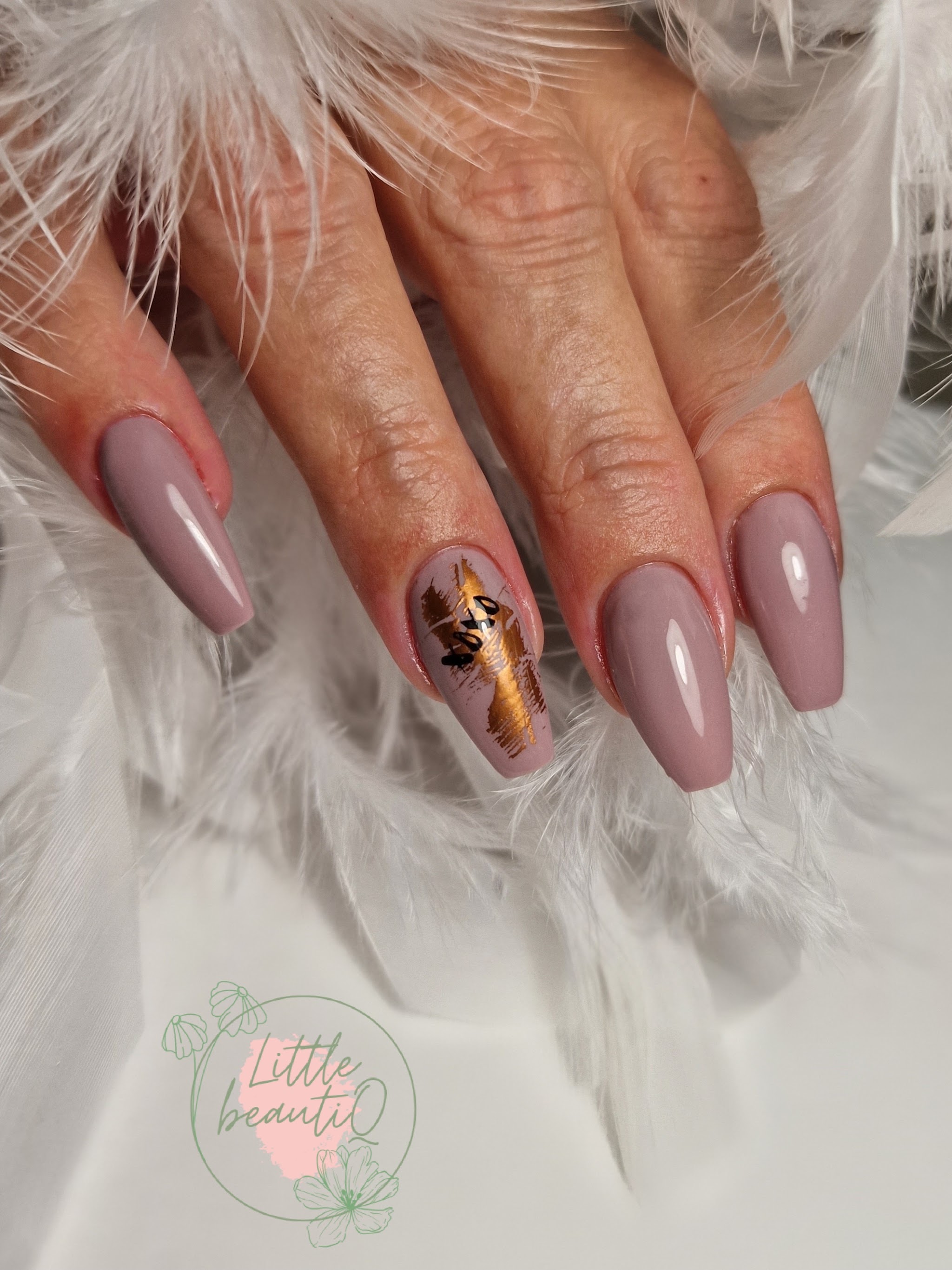 Taupe nagels met een accentnagel in goudfolie