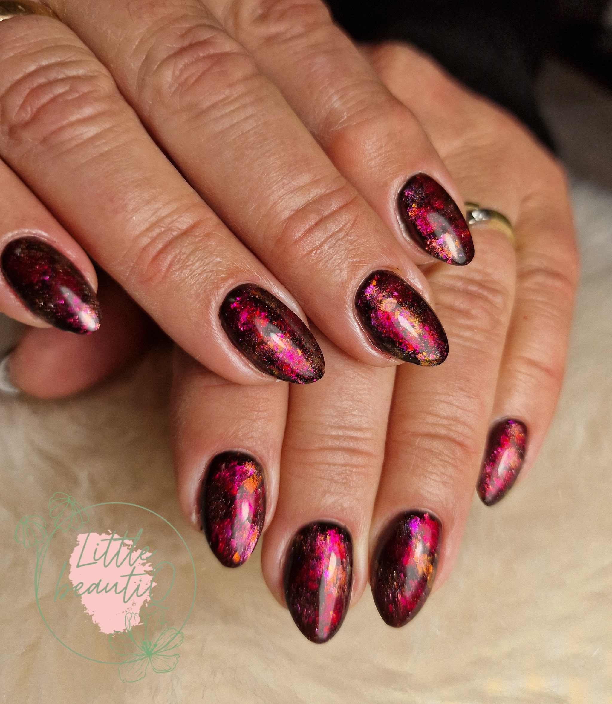Donkerrode nagels met folie in marmerlook