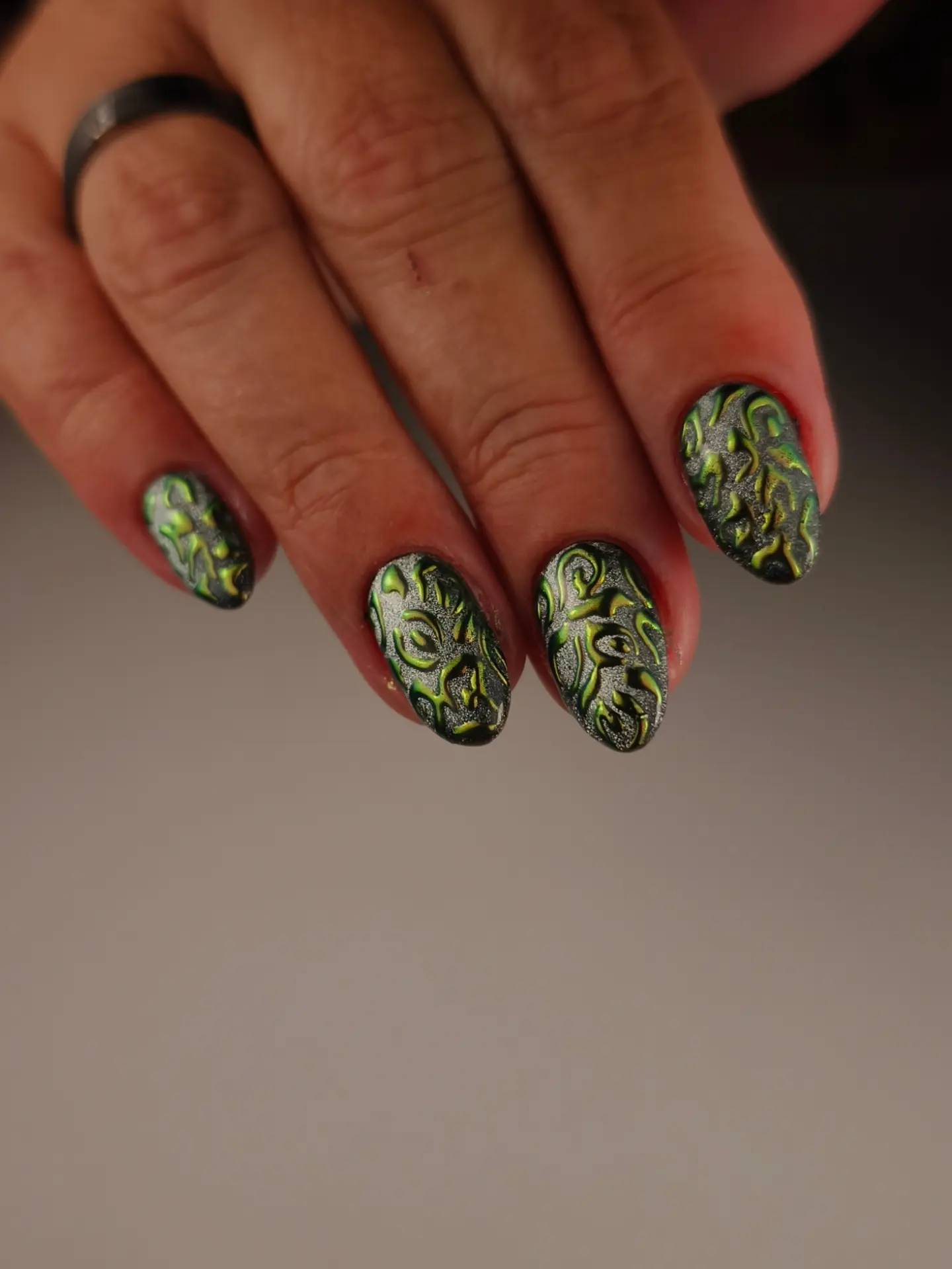 Zwarte nagels met neongroene nail art